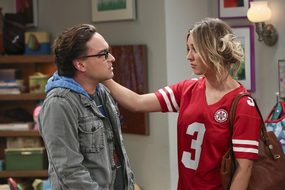 Kaley Cuoco a Johnny Galecki v seriálu Teorie velkého třesku