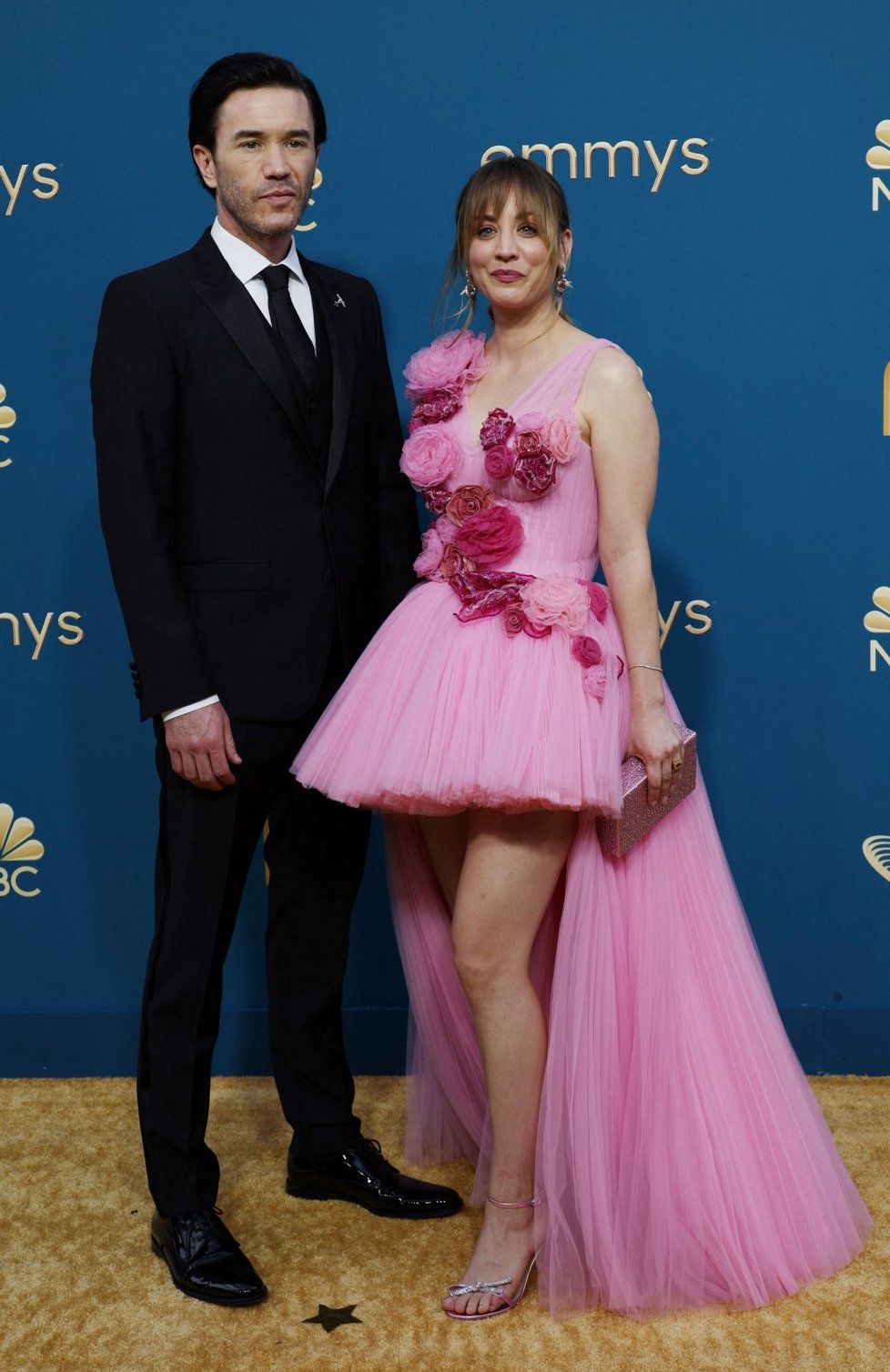 Kaley Cuoco a Tom Pelphrey na cenách Emmy v září 2022