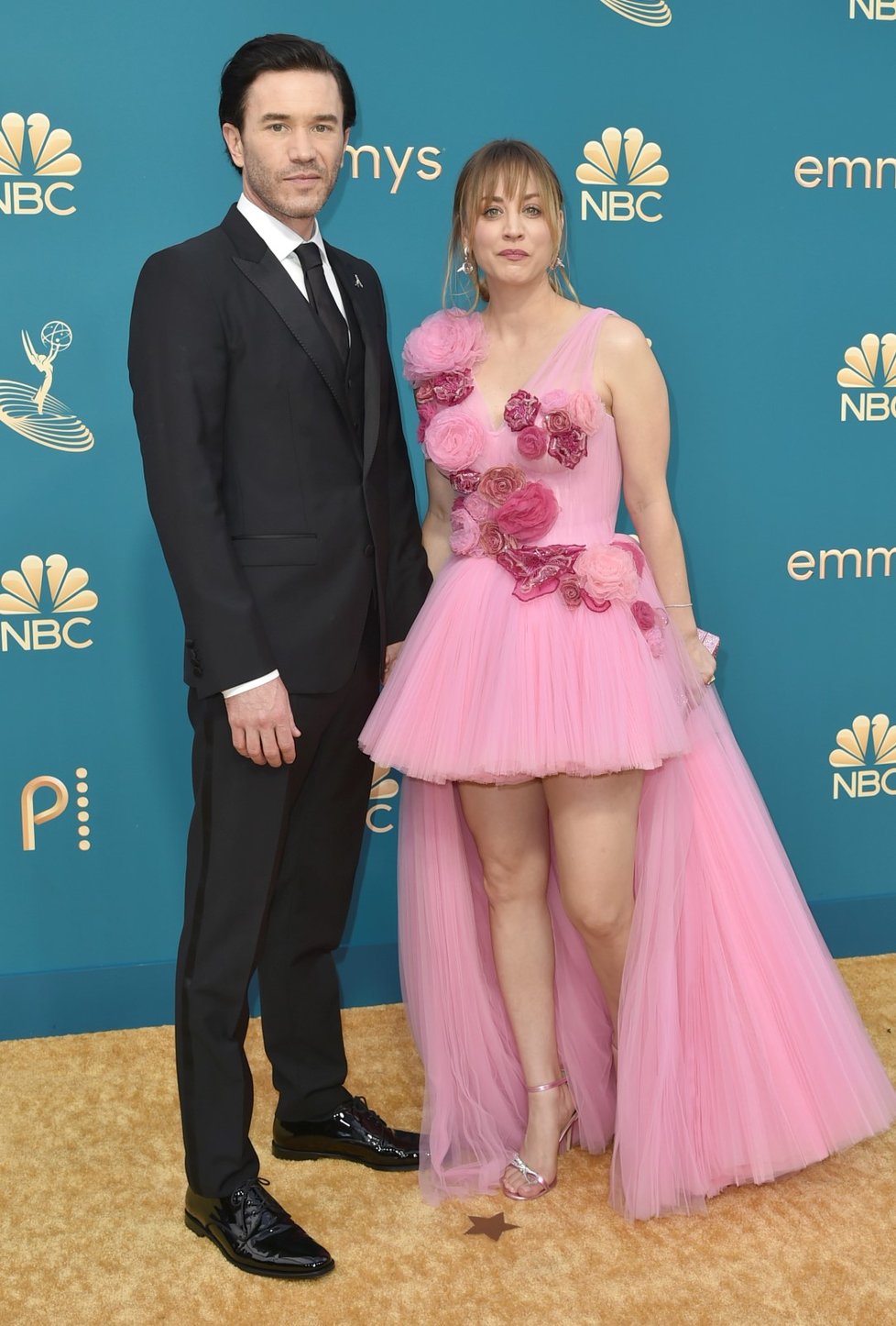 Kaley Cuoco a Tom Pelphrey na cenách Emmy 2022