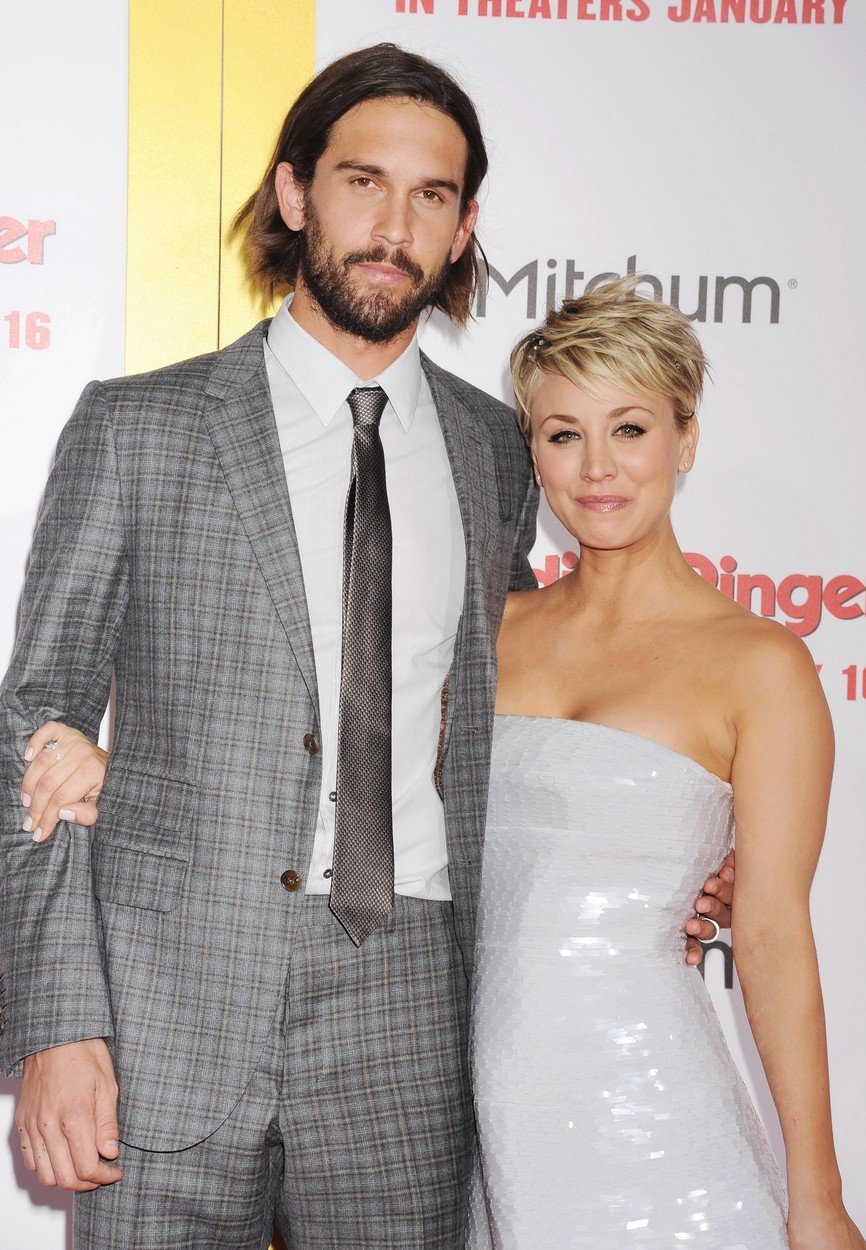 Kaley Cuoco se se svým bývalým manželem Ryanem Sweetingem zasnoubila po třech měsících vztahu. Manželství jim vydrželo tři roky a blonďatá  kráska je nyní provdaná za Karla Cooka.