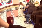 Muže policie sejmula v pražské restauraci přímo při předávání peněz a spodního prádla. Místo kalhotek tak vyfasoval klepeta.