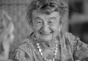 Zemřela Miloslava Kalibová (na snímku z 23. července 2015), která přežila vypálení Lidic, pobyt v koncentračním táboře i pochod smrti. Své vzpomínky předávala veřejnosti prostřednictvím besed i dokumentů. Dožila se téměř 97 let.