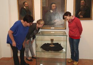 První návštěvníci výstavy kalich obdivovali.