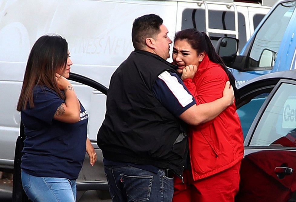 Střelec v kalifornském domově pro veterány a tři rukojmí byli nalezeni mrtví.