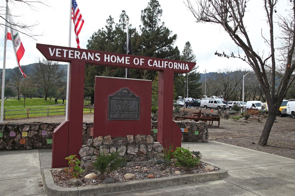 Střelec v kalifornském domově pro veterány a tři rukojmí byli nalezeni mrtví.