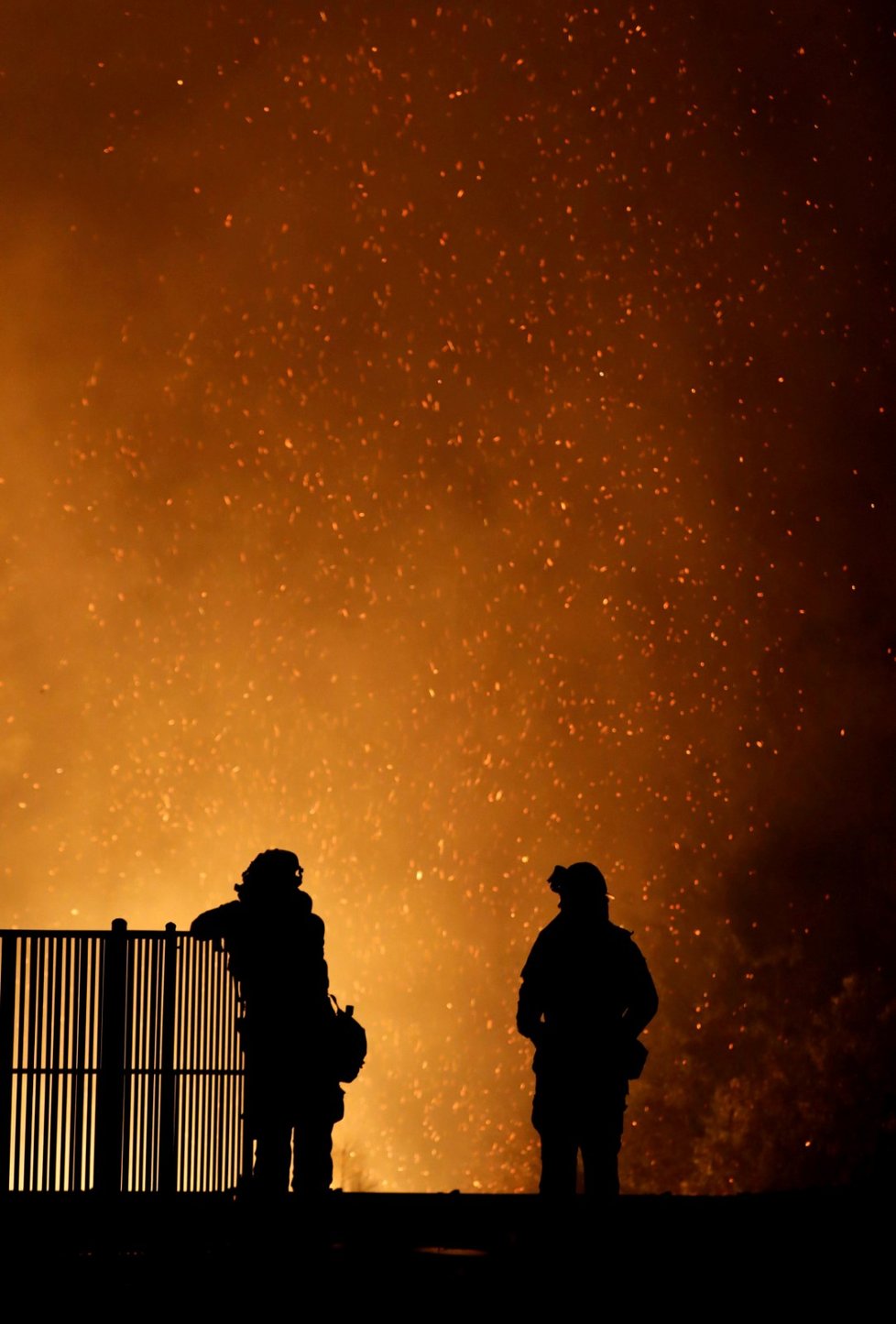 Hasiči západně od Reddingu v Kalifornii bojují s obřím lesním požárem.