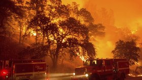 Snímky z pekla? Požáry v suchem sužované Kalifornii se dál šíří