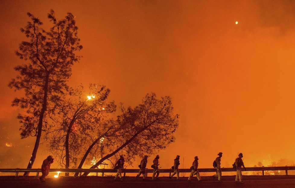 Snímky z pekla? Požáry v suchem sužované Kalifornii se dál šíří