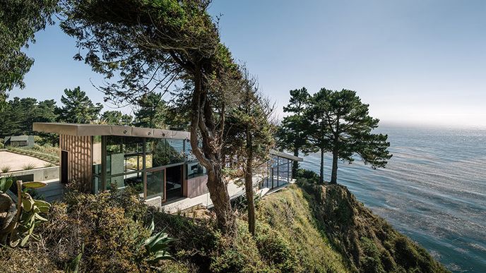 Divoké pobřeží Big Sur v americké Kalifornii není právě vhodné pro stavbu domů. Ale studio Fougeron Architecture ze San Francisca dokončilo odvážný a nádherný projekt rodinné vily, který neobvyklým způsobem kopíruje nesmírně členitý terén.