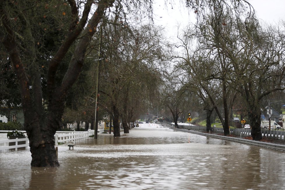 Kalifornii sužují vytrvalé deště.