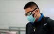 V Kalifornii přistálo letadlo z Číny. Pasažéři mají na sobě kromě roušky i plavecké brýle nebo pláštěnku. Snaží se tak chránit před Koronavirem  (29.1.2020)