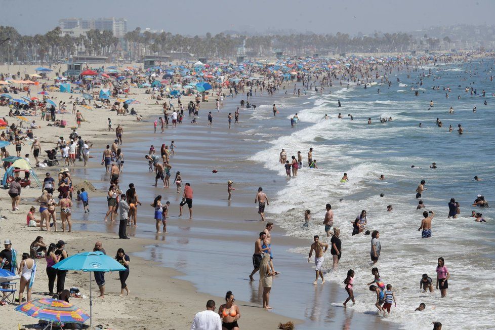 Kalifornie kvůli koronaviru znovu zpřísnila opatření a zavřela bary i kostely. Na plážích bylo ale plno (13. 7. 2020)