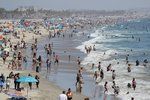 Kalifornie kvůli koronaviru znovu zpřísnila opatření a zavřela bary i kostely. Na plážích bylo ale plno. (13. 7. 2020)