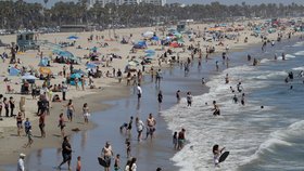Kalifornie kvůli koronaviru znovu zpřísnila opatření a zavřela bary i kostely. Na plážích bylo ale plno. (13. 7. 2020)