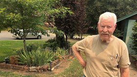 Jim Chapin, obyvatel Reddingu v Kalifornii. Jeho dům přežil obří lesní požár.
