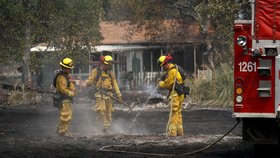 Hasiči dohašují místa nedaleko budov. Požár západně od Reddingu v Kalifornii už spálil přes 500 obydlí.
