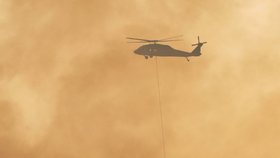 Hasiči v Kalifornii k hašení obřího ohnivého pekla západně od Reddingu používají veškerou dostupnou techniku, včetně letecké.