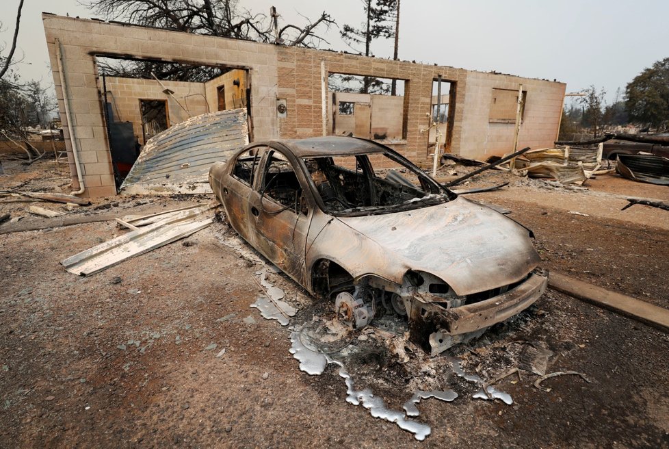 Auto a budova se staly obětí obřího požáru západně od Reddingu v Kalifornii.