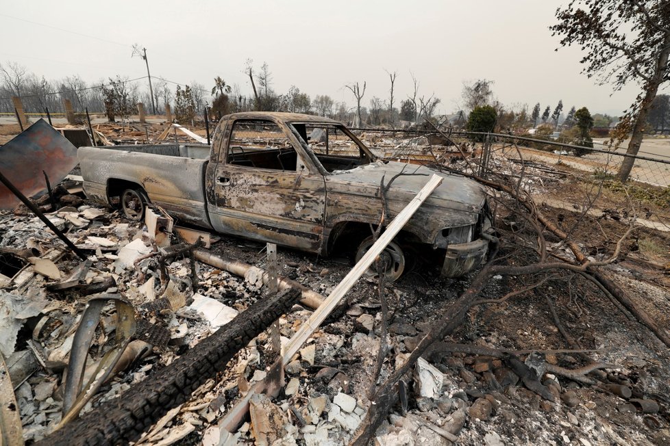 Pickup lehnul popelem při obřím lesním požáru západně od Reddingu v Kalifornii.