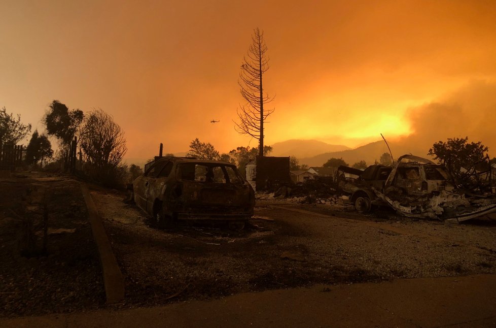 Obloha nad spáleništěm se kvůli kouři zbarvila do ruda. Na fotce Keswick, Kalifornie.