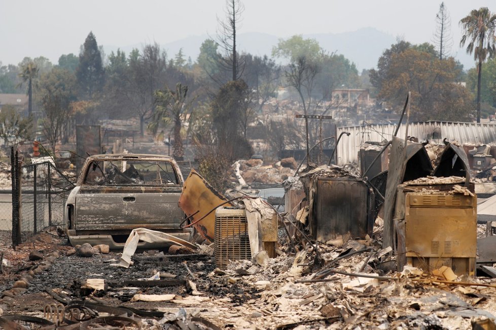 Co před ohněm neuteklo, lehlo popelem. Požár západně od Reddingu v Kalifornii zanechal spoušť.