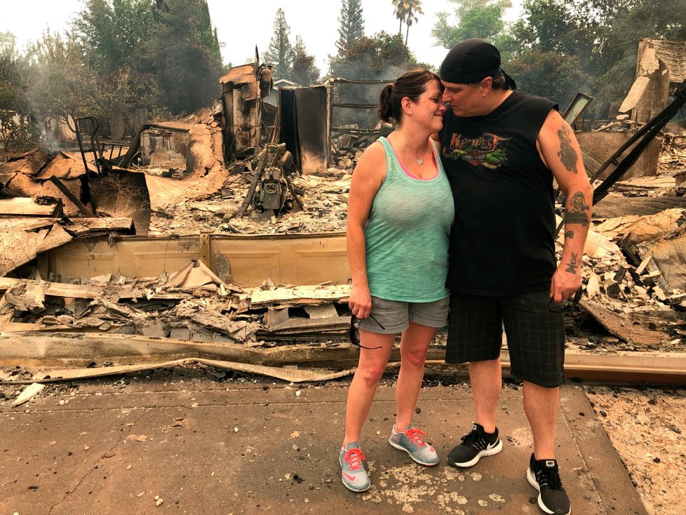 Greg a Terri Hillovi připravil obří požár západně od kalifornského Reddingu o domov. Zachránili si ale život.