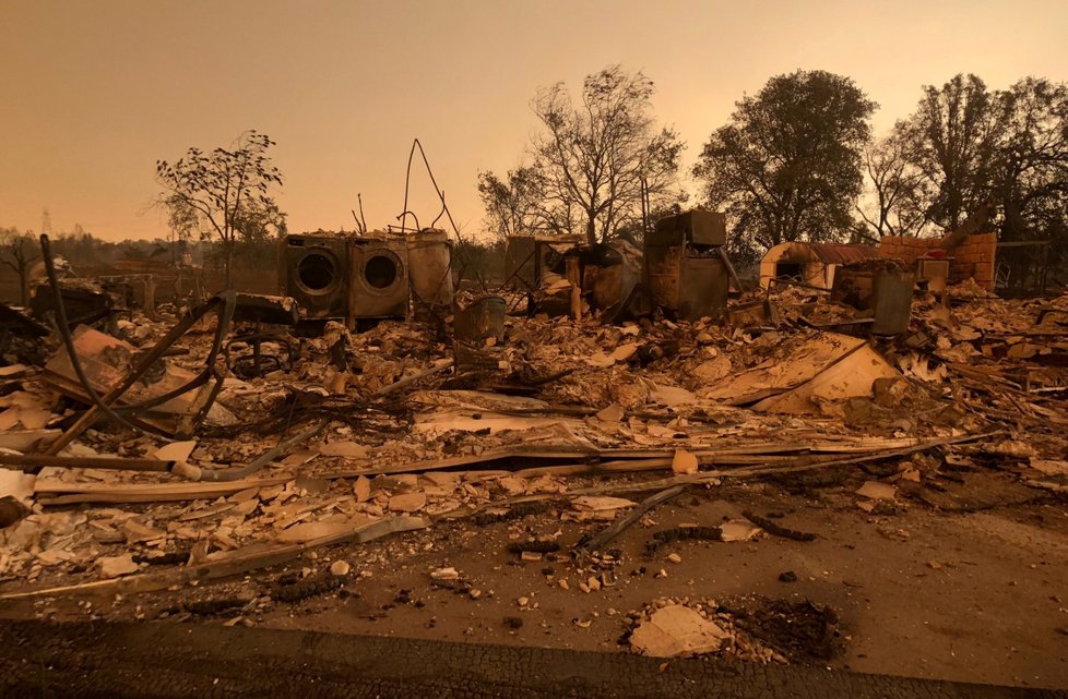 Spálený dům v malém městečku nedaleko města Keswick v Kalifornii.