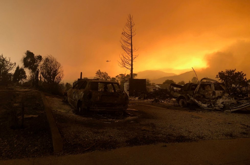 Dokonce i obloha nad místem obřího požáru připomíná peklo. Vyfoceno nedaleko Keswicku, západně od Reddingu v Kalifornii.