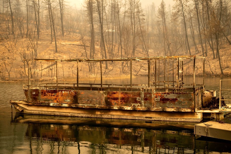 Masivní lesní požár západně od kalifornského Reddingu spálil dokonce i loď na jezeře Whiskeytown.