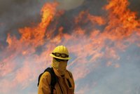 Stav nouze v Kalifornii. Požáry vyhnaly tisíce lidí, 200 domů shořelo