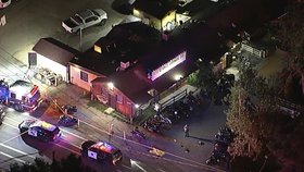 Čtyři lidé včetně útočníka zahynuli při střelbě v motorkářském baru v Kalifornii
