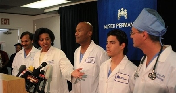 Tým zdravotníků z kalifornské nemocnice Bellflower Medical Centre, který přivedl na svět osmerčata