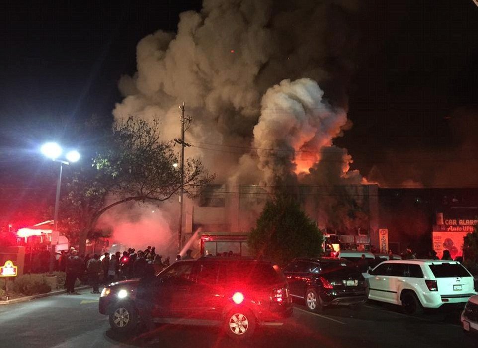 Kalifornský klub zachvátil požár. Spousta lidí se pohřešuje.e
