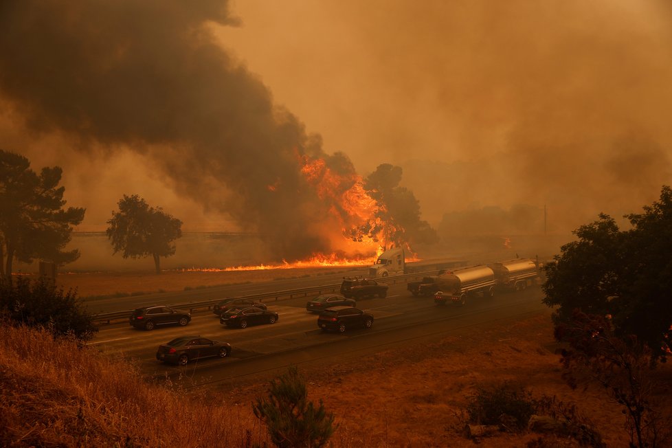 Kalifornii už zase sužují nebezpečné požáry: Zkáza kam se člověk podívá (20.8.2020)