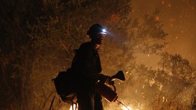 S ohněm bojovalo v pátek více než 950 hasičů a další posily přijíždějí z různých míst USA.