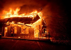 Desetitisíce lidí již musely prchnout před lesním požárem, který se rychle šíří na severu Kalifornie
