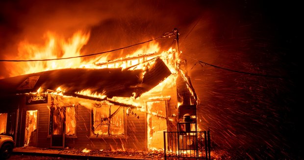 Nekončící ohnivé peklo: Požáry zabily v Kalifornii už 31 lidí a dál se šíří