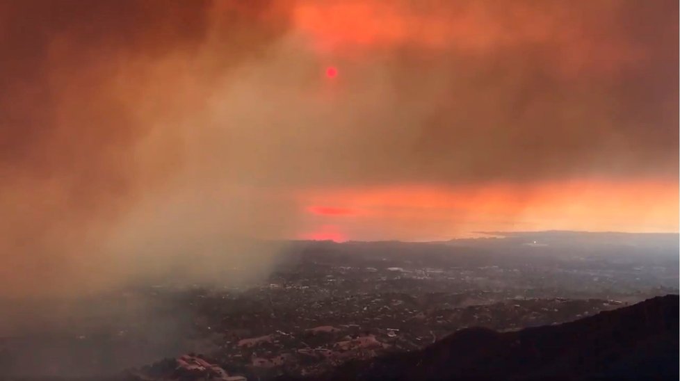 Požár Tomáš je třetí nejrozsáhlejší v kalifornských dějinách. Doposud zničil už více než 700 domů.