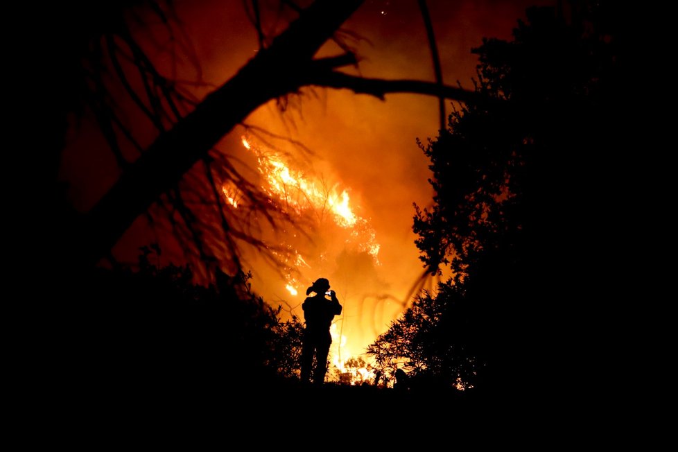 Požár se přiblížil k městům Montecito a Summerland. Evakuována byla také část Santa Barbary.