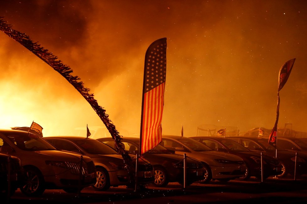 Desetitisíce lidí již musely prchnout před lesním požárem, který se rychle šíří na severu Kalifornie