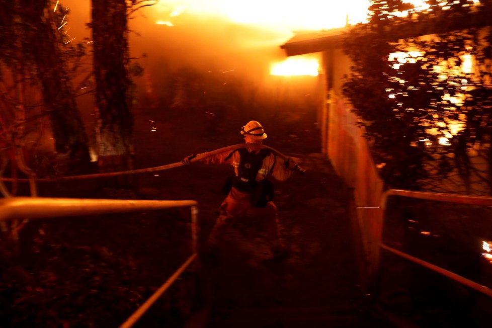 Desetitisíce lidí již musely prchnout před lesním požárem, který se rychle šíří na severu Kalifornie.