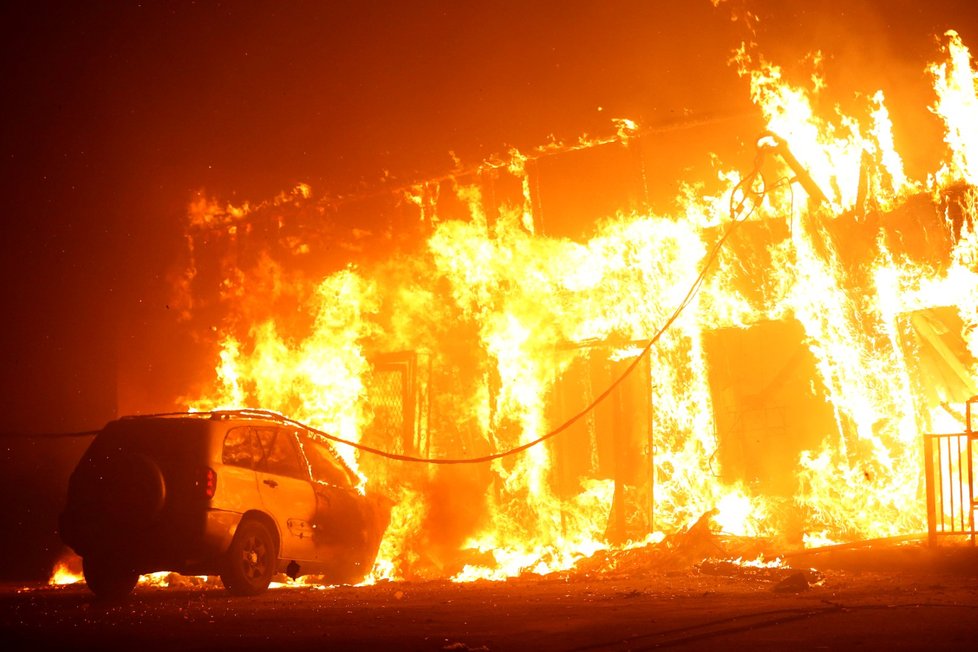 Desetitisíce lidí již musely opustit domovy kvůli lesnímu požáru, který se rychle šířil na severu Kalifornie