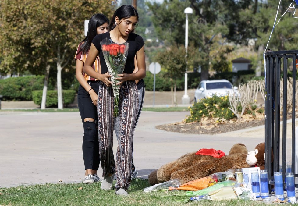 Lidé přinášejí na místo masakru květiny, vzkazy a svíčky