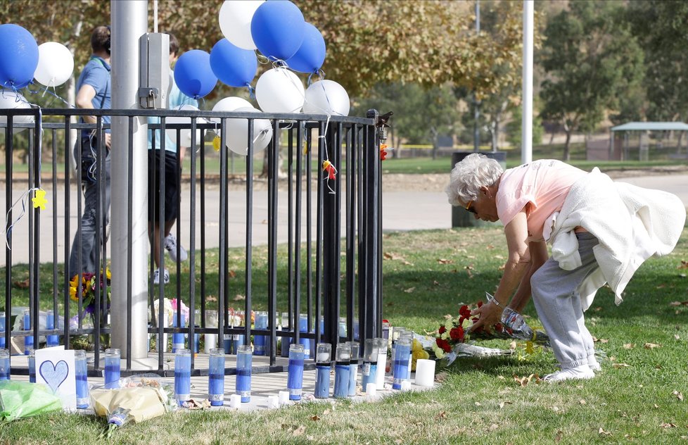 Lidé přinášejí na místo masakru květiny, vzkazy a svíčky