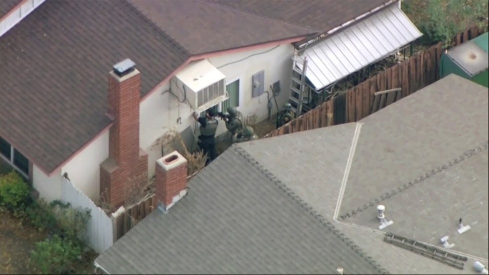Policie následně prohledávala dům chlapcovy rodiny