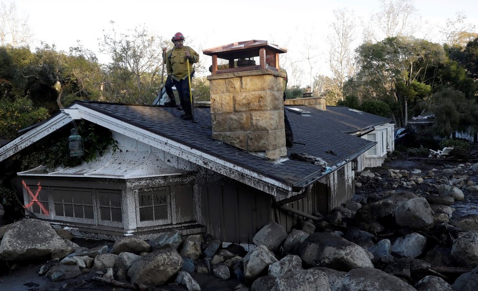 Záplavy a sesuvy v Kalifornii připravily o život už 17 lidí.