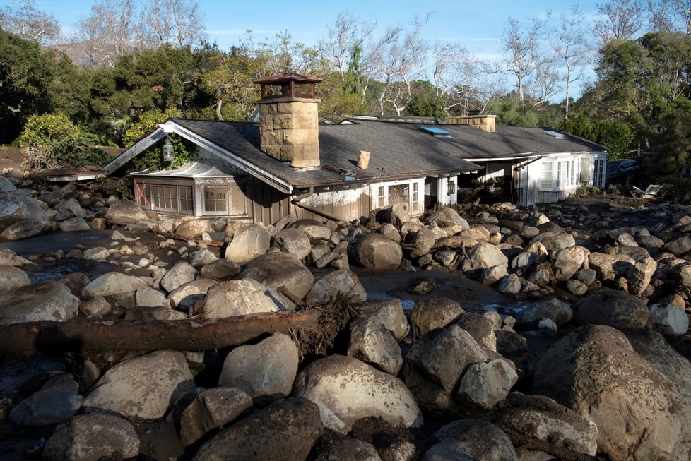 Záplavy a sesuvy v Kalifornii připravily o život už 17 lidí.