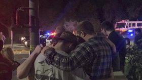 Střelec v kalifornském baru zabil 12 lidí včetně zástupce šerifa.