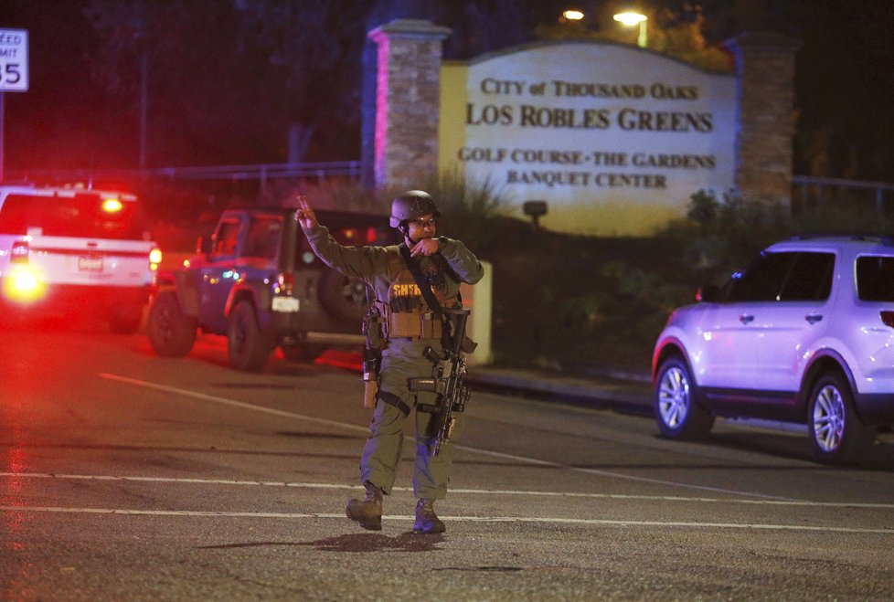 Střelec v kalifornském baru zabil 12 lidí včetně zástupce šerifa
