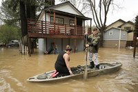 Kalifornie je pod vodou: Záplava pohltila na 2000 budov